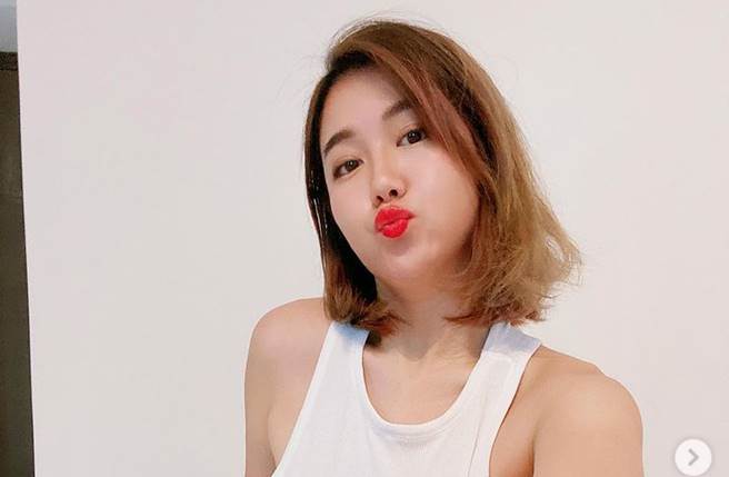 香港女星白雲擁有35E傲人上圍和甜美顏值，性感的她被封為「波神」。（圖／取材自白雲Instagram）