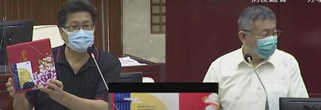 民进党北市议员林世宗（左）16日质询台北市长柯文哲（右）。（摘自北市议会直播╱张颖齐台北传真）