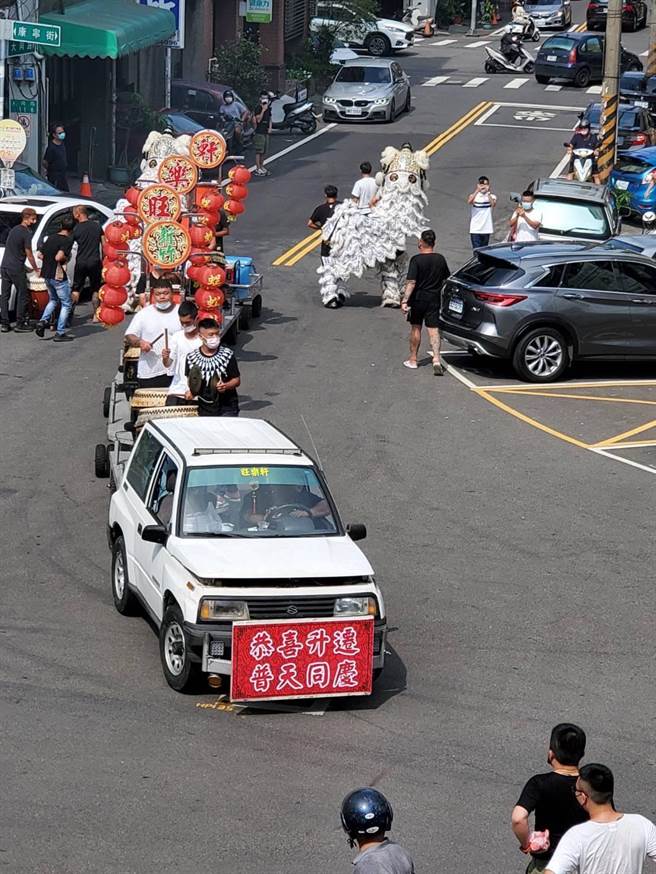 竹东分局门口前15日下午出现1组狮团及蜈蚣鼓队摆出阵头，「恭贺」分局长江建忠荣调。（民眾提供／罗浚滨新竹传真）