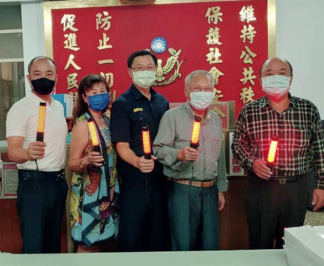 鹽埕分局三派出所警友站長，為感謝分局同仁不分晝夜維護治安、交通工作的辛勞付出，一同赴分局致贈150支LED哨音警示指揮棒。(鹽埕分局提供)