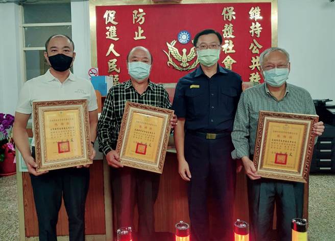 鹽埕分局轄區三派出所警友站長致贈150支LED哨音警示指揮棒，分局長蔡鴻文特別致贈感謝狀。(鹽埕分局提供)