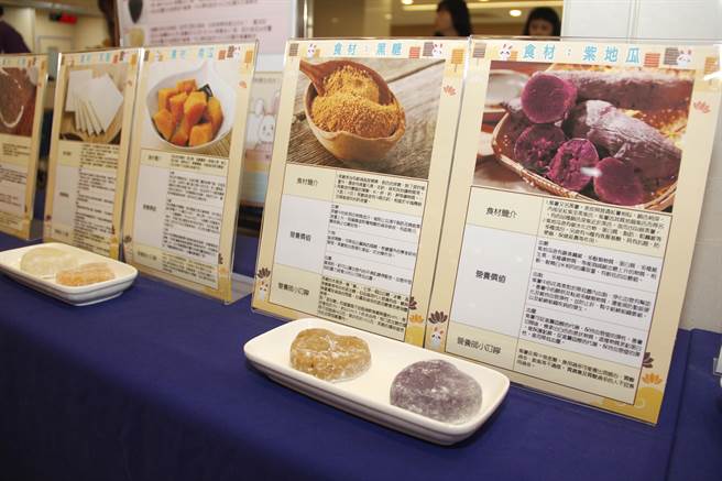 大千医院营养师詹淑云表示，自制冰皮月饼低卡又健康，适合三高病友食用。（大千医院提供／谢明俊苗栗传真）