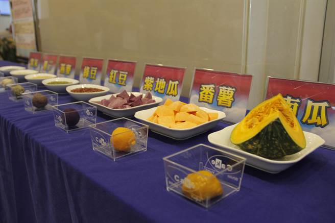 冰皮月饼的内馅选用富含膳食纤维的的全榖杂粮，帮助延缓血糖上升，又可维护肠道健康。（大千医院提供／谢明俊苗栗传真）