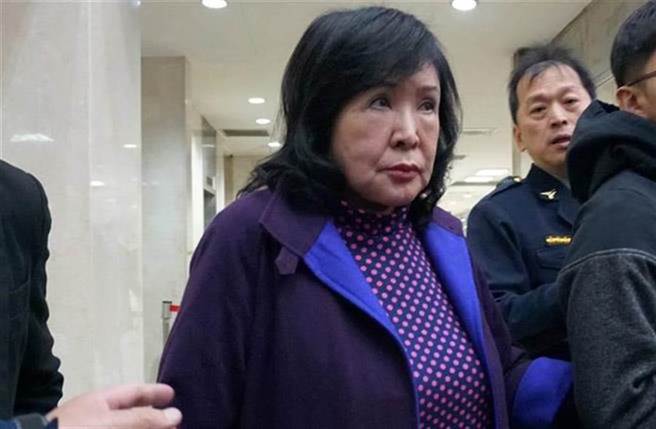 艺人郑惠中红漆泼李登辉遗像 判拘役25天。本报资料照片