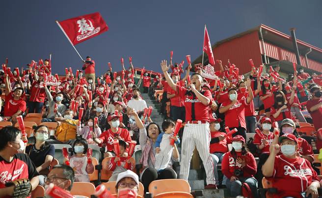 配合行政院振興5倍券，教育部推出加碼券「動滋券2.0」。圖為中華職棒味全龍隊球迷。（示意圖，鄭任南攝）