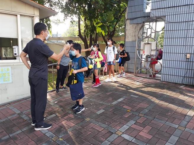 史上最長的暑假結束後，為了迎接學生回到學校上課，各校都採取最高規格做好防疫工作。但秋季教學是否該如期辦理？卻讓學校傷透腦筋。（摘自教育處臉書／謝瓊雲彰化傳真）