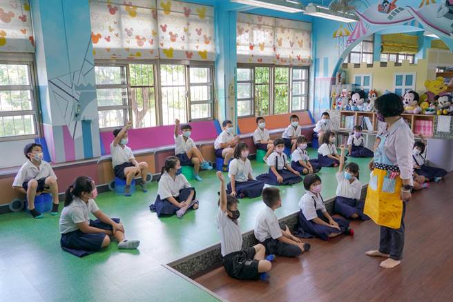 今年秋季校外教學活動是否該如期辦理，令許多學校傷透腦筋，圖為日前彰化縣長王惠美至永靖鄉福德國小為學童說故事。（摘自教育處臉書／謝瓊雲彰化傳真）