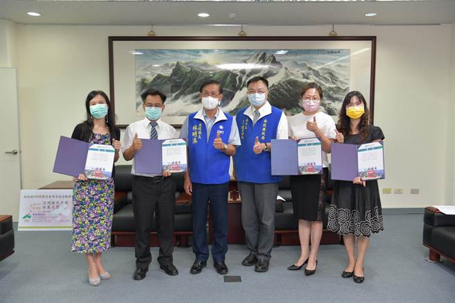 南投县长林明溱（左三），表扬国中会考成绩优良学校校长。（南投县政府提供／廖志晃南投传真）