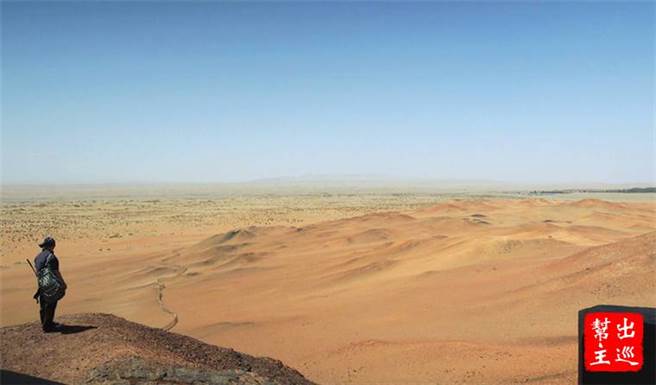 抵達敦煌，炙熱的氣候與鳴沙山的沙漠震撼了城市人。（作者提供）