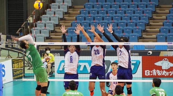 中华男排队在亚锦赛8强赛击败天助自助，击败巴基斯坦后，再靠伊朗力退韩国，提前确定晋级4强。（取自AVC官网）