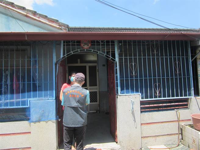 行政执行署嘉义分署执行人员追查中埔乡群聚受罚义务人。（行政执行署嘉义分署提供）