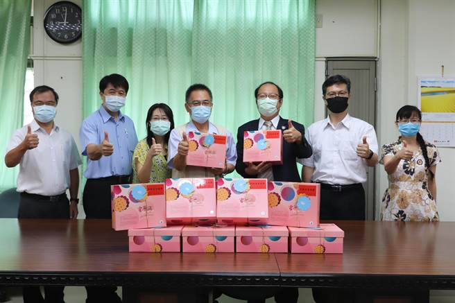 台南市政府劳工局送月饼给中华医事科技大学及嘉南药理大学的外籍生，为这些学生一解思乡愁。（台南市政府劳工局提供／张毓翎台南传真）