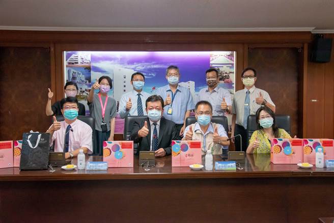 台南市政府劳工局送月饼给中华医事科技大学及嘉南药理大学的外籍生，为这些学生一解思乡愁。（台南市政府劳工局提供／张毓翎台南传真）