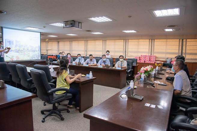 台南市政府劳工局同时进行宣导，让外籍生课余工读时，也注意到相关法令与权益。（台南市政府劳工局提供／张毓翎台南传真）