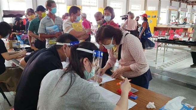 上周彰化县北斗镇公所发放每人500元纾困金，导致其他乡镇市民眾也纷纷敲碗，希望自己乡镇的公所能够更近，溪州乡公所率先喊出普发千元的关怀礼金，但仍需要代表会同意。(本报资料照片)