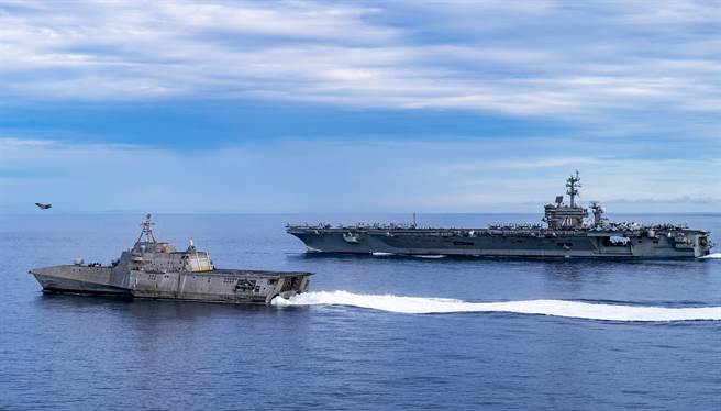 「卡爾文森」號航母9月10日在杜爾沙號（USS Tulsa，LCS 16）濱海作戰艦伴航下穿越南海，而F-35C戰機（左上）則從航母上起飛。（美國海軍）