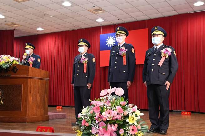 云林县警局新卸任斗南分局长、北港分局长、台西分局长交接典礼，16日在云林县警局举行，三个分局的新任分局长分别为庄思神、蔡培元、黄念生。（云林县警局提供）