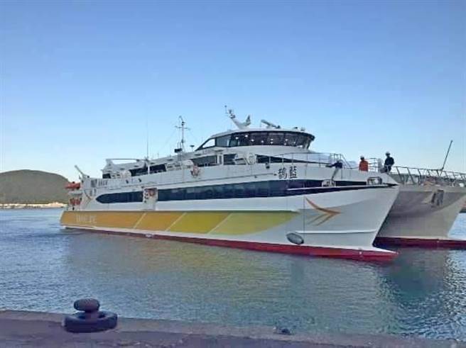 新建916吨级「蓝鹊」轮高速客船，已通过「布袋-金门」、「臺中-金门」2航线试航。（交通部航港局提供）