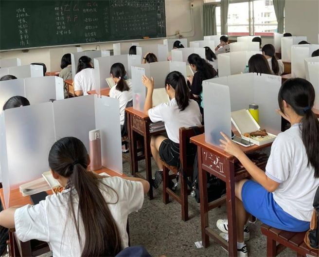 台中市国高中生BNT施打意愿书全数回收，有意接种疫苗学生达9成4。（台中市政府提供）