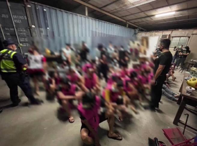 歸仁警方在仁德一處貨櫃屋查獲32名越籍移工群聚開賭。(民眾提供／曹婷婷台南傳真)