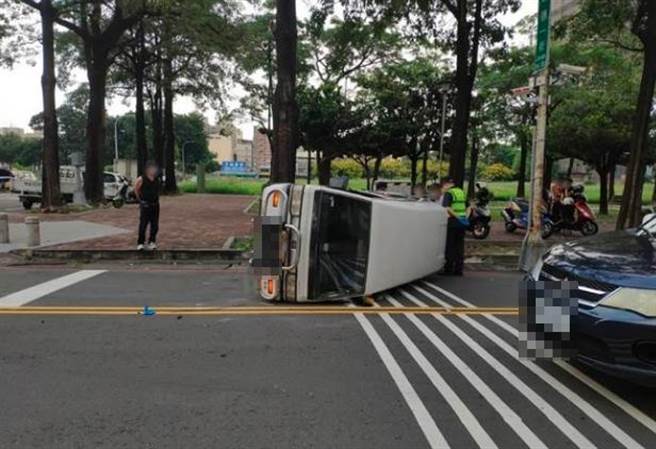 小货车与自小客车于路口相撞，小货车当场侧翻。（读者提供／张妍溱台中传真）