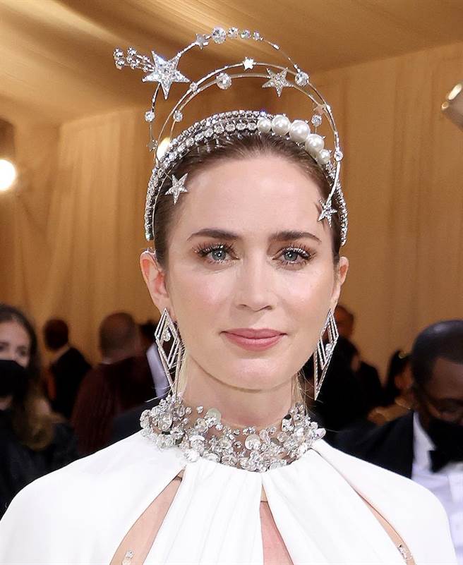 女星艾蜜莉布朗使用香缇卡产品出席MET GALA。（香缇卡提供）