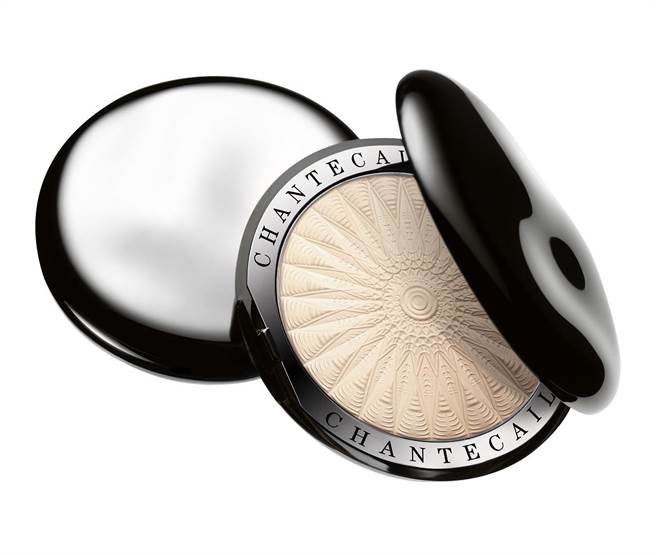 香缇卡完美柔焦蜜粉饼8g，3000元。（香缇卡提供）