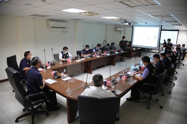 警政署长陈家钦于今（16日）二度前往新北市警局慰问，并表示用行动来展现，对执法的决心与态度。（新北市警察局提供）