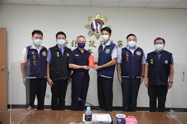 警政署长陈家钦于今（16日）二度前往新北市警局慰问，并表示用行动来展现，对执法的决心与态度。（新北市警察局提供）