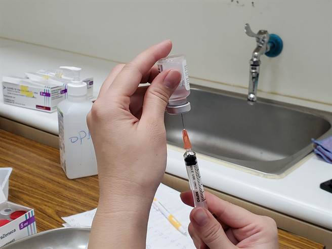 BNT疫苗开放12岁至17岁优先接种，云林县将于23日开打，云林县教育处统计施打意愿，同意在校园集中施打占88.5％、同意在医疗院所接种为2.3％、不同意接种也有7.2％、评估中为2.1％。（周丽兰摄）