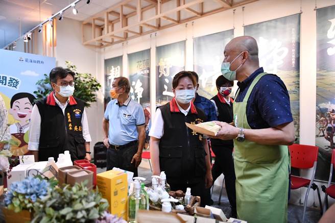 加空廠商業者劉瑞祺（右）向縣長徐榛蔚（中）與農業處長吳昆儒等人說明開發產品。（花蓮縣府提供／王志偉花蓮傳真）