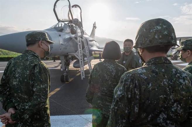 从今年汉光演习可以看出，陆海空三军各打各的，看不到整体联合作战的演练。(图/取自蔡英文脸书)