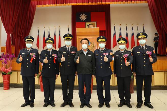 嘉义县警察局主任秘书及4位分局长异动，左起为布袋分局长张世儒、中埔分局长吴俊德、嘉义县警局主任秘书张文川、县长翁章梁、嘉义县警察局长廖训诚、水上分局长张泽铭、竹崎分局长陈宏平。（嘉义县政府提供∕吕妍庭嘉义传真）