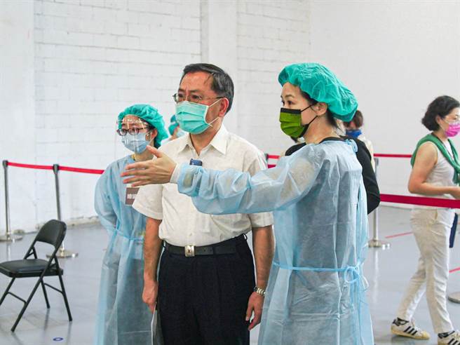 蔡炳坤日前視察長者疫苗施打情形。（北市府提供／楊亞璇台北傳真）
