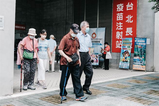 指挥中心发言人庄人祥表示，BNT疫苗校园接种剩余量，将提供第9类族群接种，若都打完还有余裕会考虑让65岁以下民眾接种。图为民眾16日前往台北体育馆接种疫苗。（郭吉铨摄）