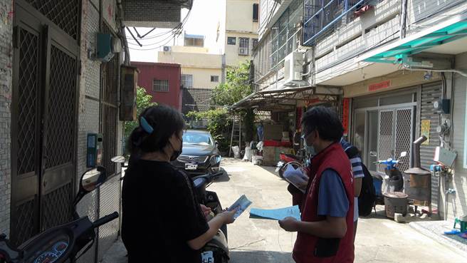 行政執行人員到義務人住處執行裁罰。(翻攝照片)