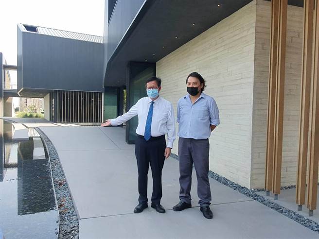桃园市长郑文灿及建筑师潘天壹（图右）16日现身横山书法艺术馆，欢迎市民朋友10月22日开幕后一起来参观。（陈梦茹摄）
