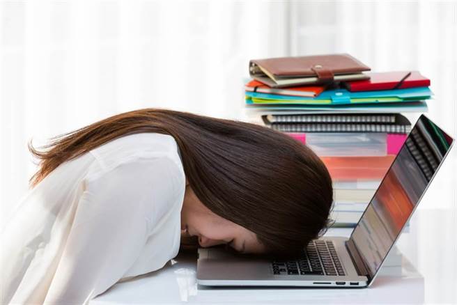 嫩妹视讯面试，猛然起身「破洞内裤」全露出崩溃羞喊：「超丢脸的！」。（示意图／达志影像）