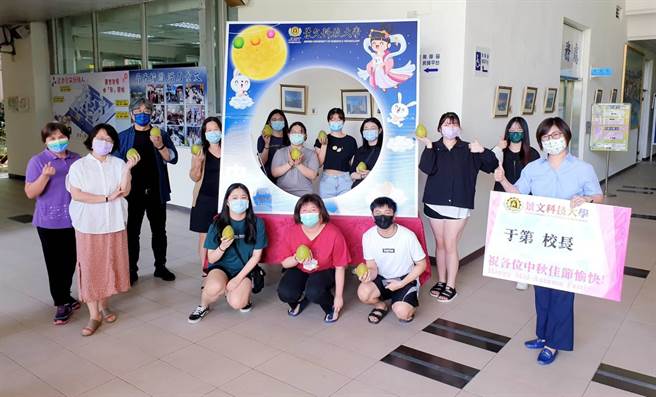 景文科技大学举办中秋佳节境外生IG版打卡与领取中秋节小礼活动。（景文科技大学提供）