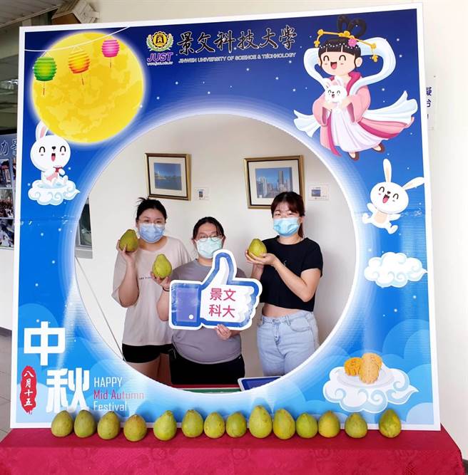 景文科技大学举办中秋佳节境外生IG版打卡与领取中秋节小礼活动。（景文科技大学提供）