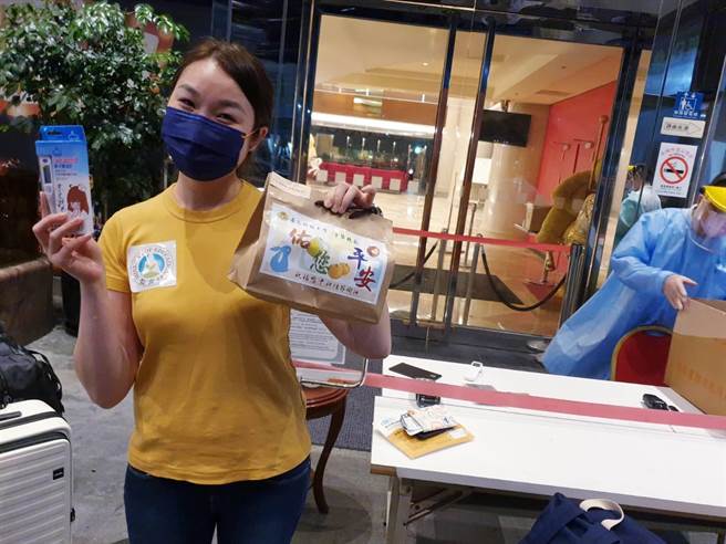 景文科技大学举办中秋佳节境外生IG版打卡与领取中秋节小礼活动。（景文科技大学提供）