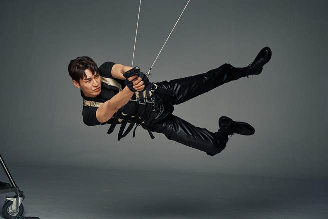 《金派特務》金英光身穿黑色緊身衣吊鋼絲展特技動作帥度破表。（威視電影提供）