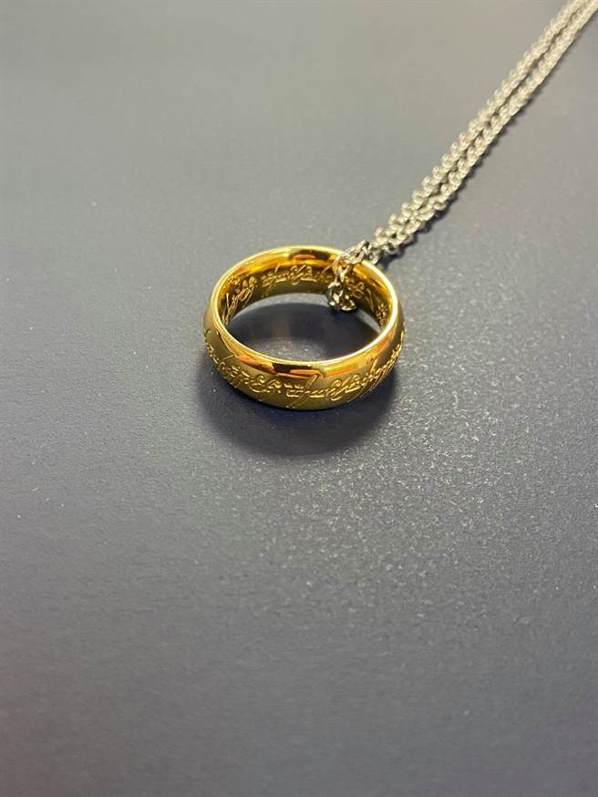 王世堅送柯P「魔戒」本尊特寫。(圖取自王世堅臉書)