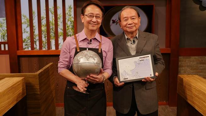 任立渝（右）日前上李四端主持的《大雲時堂》。（MOMOTV提供）