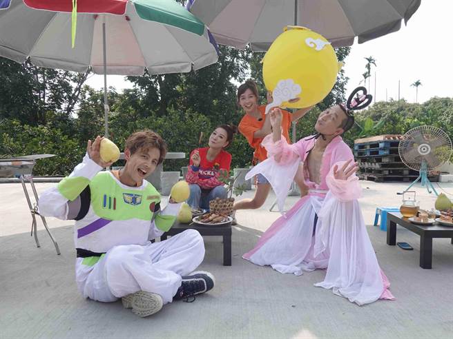 浩子穿著透明薄紗扮嫦娥跳舞。（民視提供）