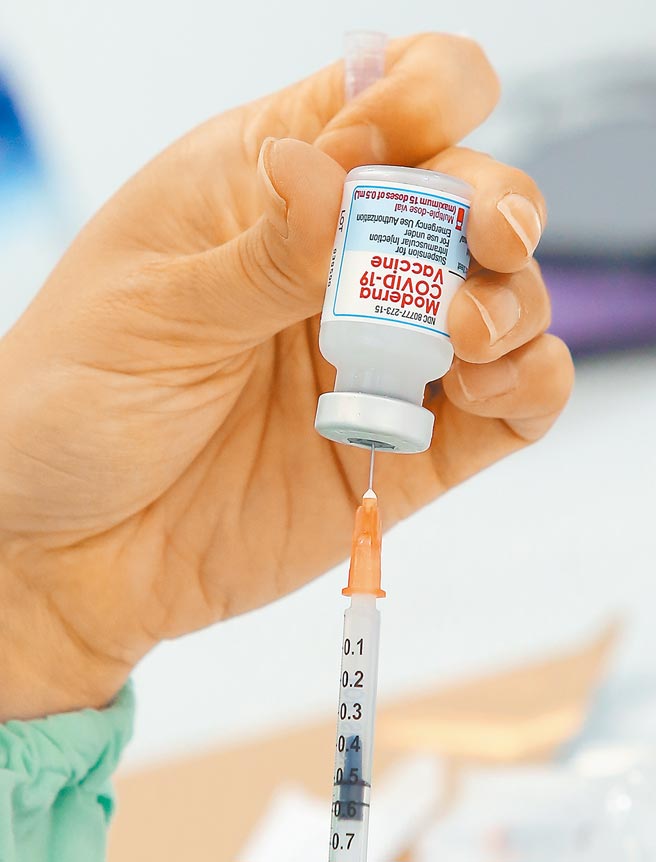 国内近1000万的「疫苗孤儿」，除继续苦等国际疫苗到货外，政府将提供另一选择混打高端。长庚大学与台大医院将分头进行「AZ+高端」、「莫德纳+高端」混打试验。卫福部长陈时中昨表示，学理上，可行性相当高。(本报资料照)