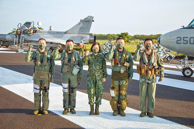 蔡英文总统15日上午视导「汉光37号」演习佳冬战备道起降实兵操演，肯定全体官兵的精实演练与英勇表现，演习过程中，蔡总统也前往整补区逐一慰勉飞行员，肯定他们为空防的努力与操演的辛劳。图为蔡英文总统与参演飞行员合影。（军闻社）