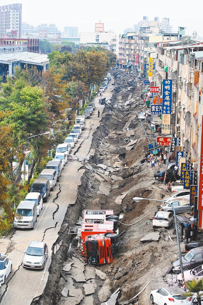 當年高雄氣爆，發生爆炸的凱旋二路，宛如經過戰火洗禮。（本報資料照片）