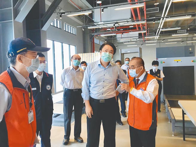 基隆市長林右昌昨天上午前往基隆港區視察防疫流程及作為，嚴防Delta入侵。（陳彩玲攝）