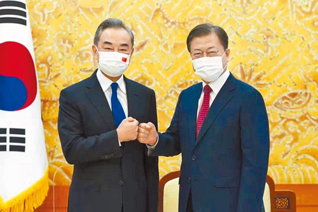韓國總統文在寅（右）15日在首爾青瓦台會見到訪的中國國務委員兼外長王毅（左）。（摘自中國外交部）